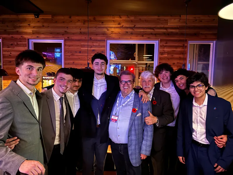 Bruno Chieco avec des membres de la CJPLQ, Denis Coderre et le général Roméo Dallaire, à Lévis.