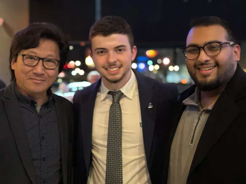 Bruno Chieco avec Jimmy Chan et Faraaz Ahmed à la levée de fonds de l'Association de la circonscription de Robert-Baldwin.