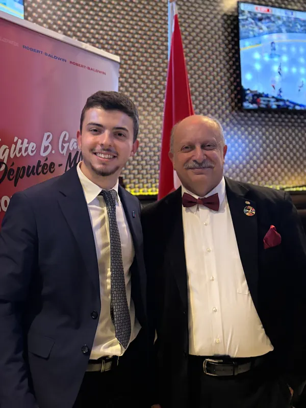 Bruno Chieco avec Ralph Nahas devant une bannière de Robert-Baldwin.