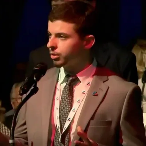 Bruno Chieco s'exprime au micro lors de la conférence du Parti libéral du Québec à Lévis.